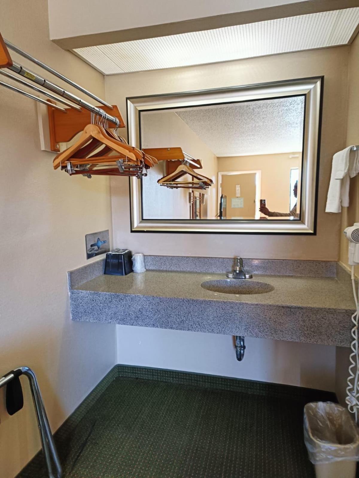 Executive By Oyo North 2*
